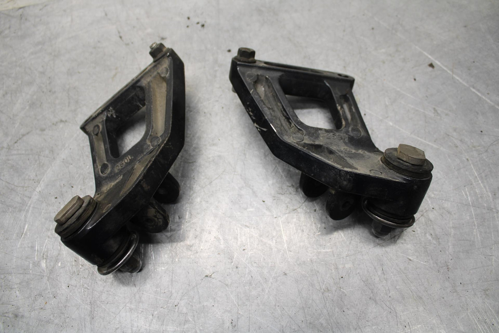 00-01 KAWASAKI ZZR600 REAR BACK PASSENGER PEG BRACKET SET PAIR BB31