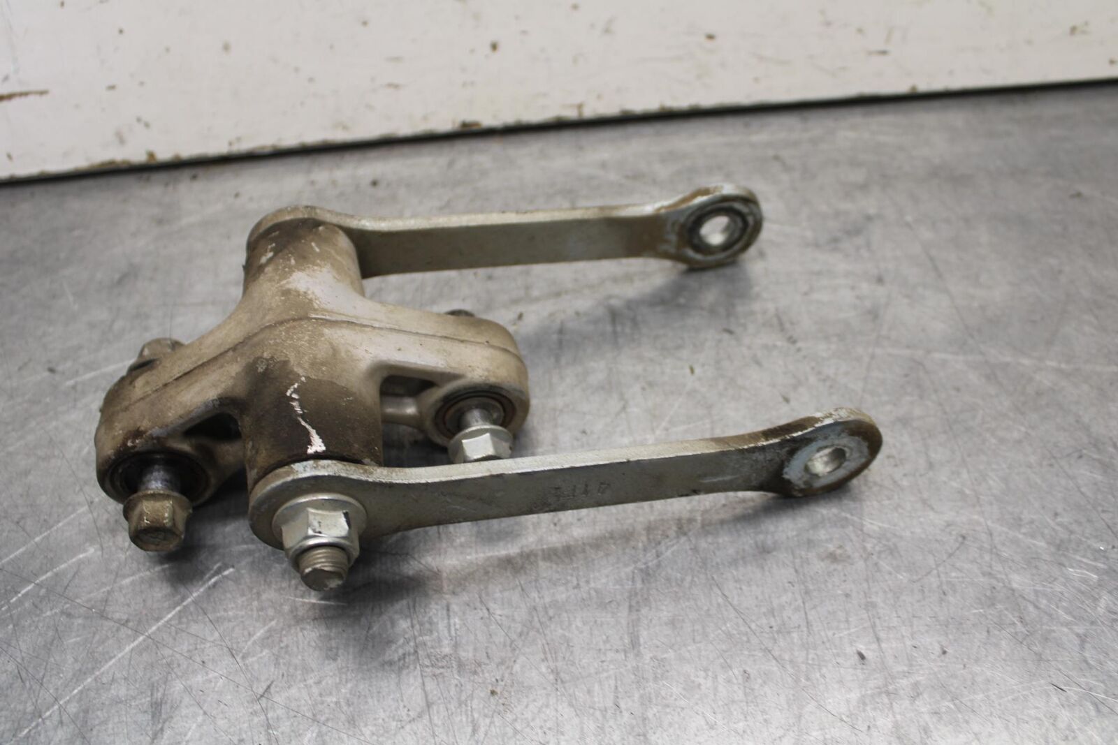 2013 Suzuki Boulevard C50T REAR BACK SHOCK ABSORBER LINKAGE DOGBONE BB625