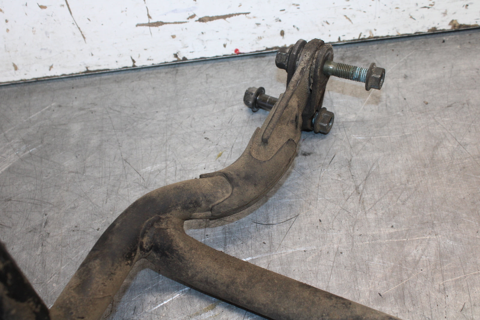 07-09 YAMAHA FZ6 CENTER MAIN STAND 5VX-27111-03-00 BB713