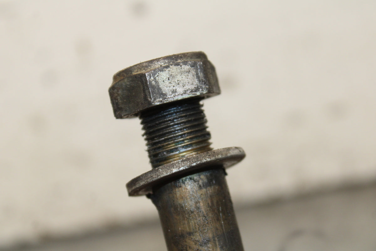 03-04 TRIUMPH DAYTONA 600 REAR AXLE BACK WHEEL RIM PIVOT BOLT AXEL BB745