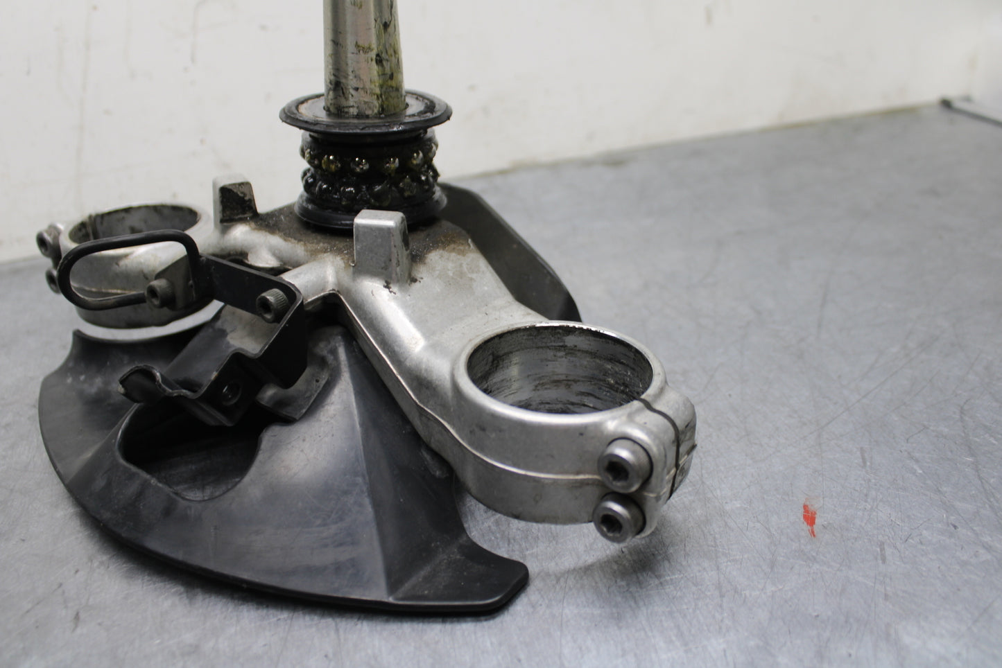 00-01 YAMAHA YZF R1 FRONT FORKS CLAMP LOWER TRIPLE TREE STEM BB755
