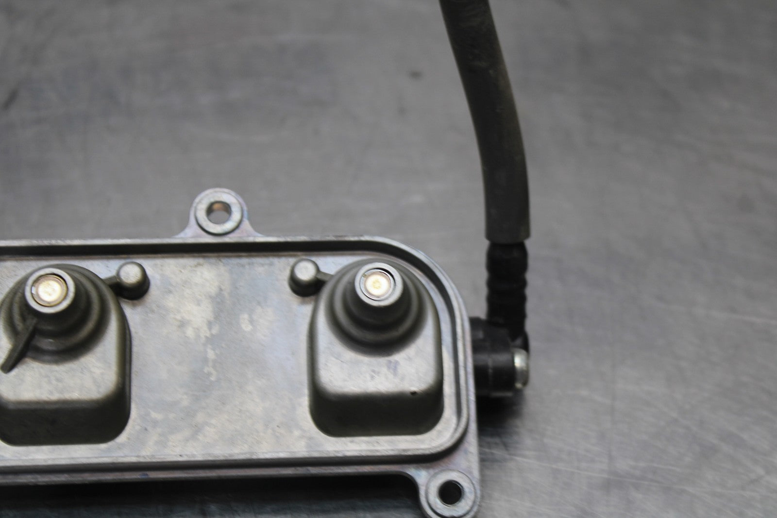 07-08 KAWASAKI NINJA ZX6R SECONDARY FUEL INJECTORS TOP AIRBOX GAS RAIL BB203