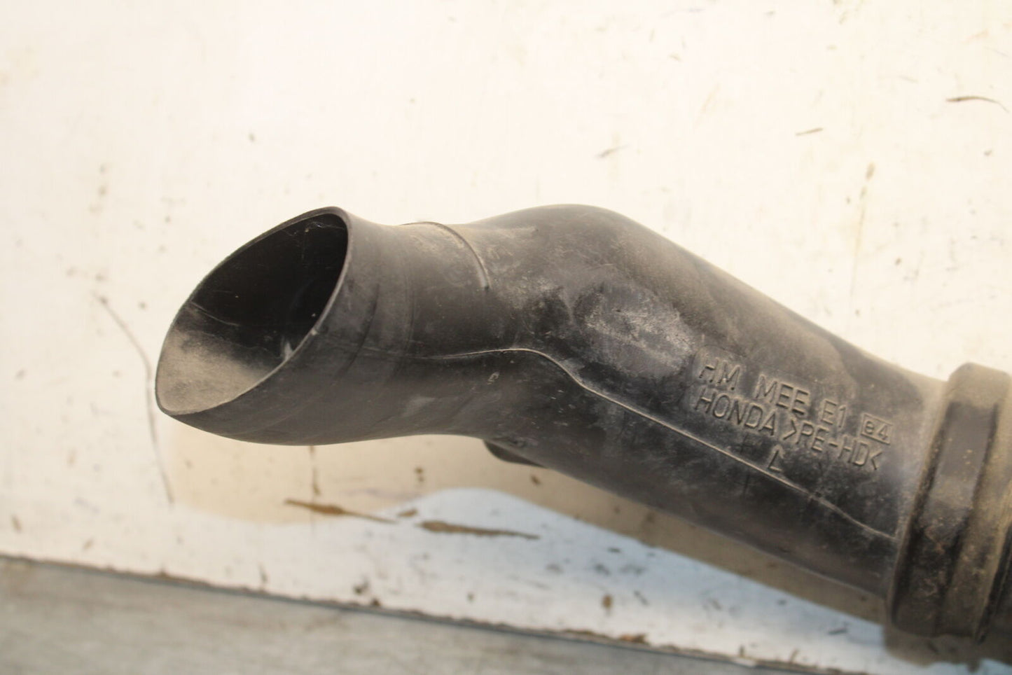 05-06 HONDA CBR600RR LEFT RAM AIR INTAKE DUCT TUBE  BB689