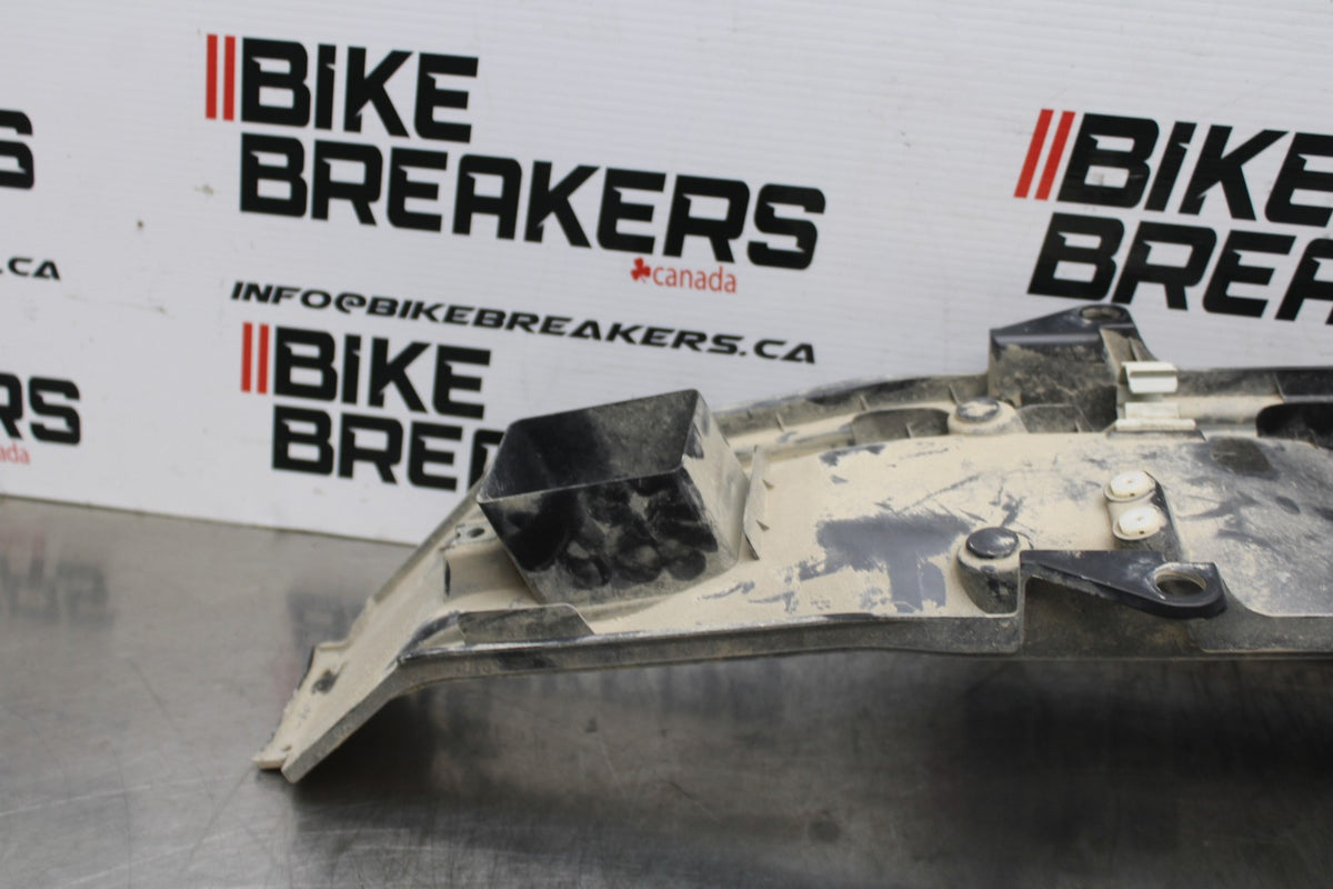18 YAMAHA SUPER TENERE REAR BACK TAIL UNDERTAIL BATTERY TRAY PLASTIC BB832
