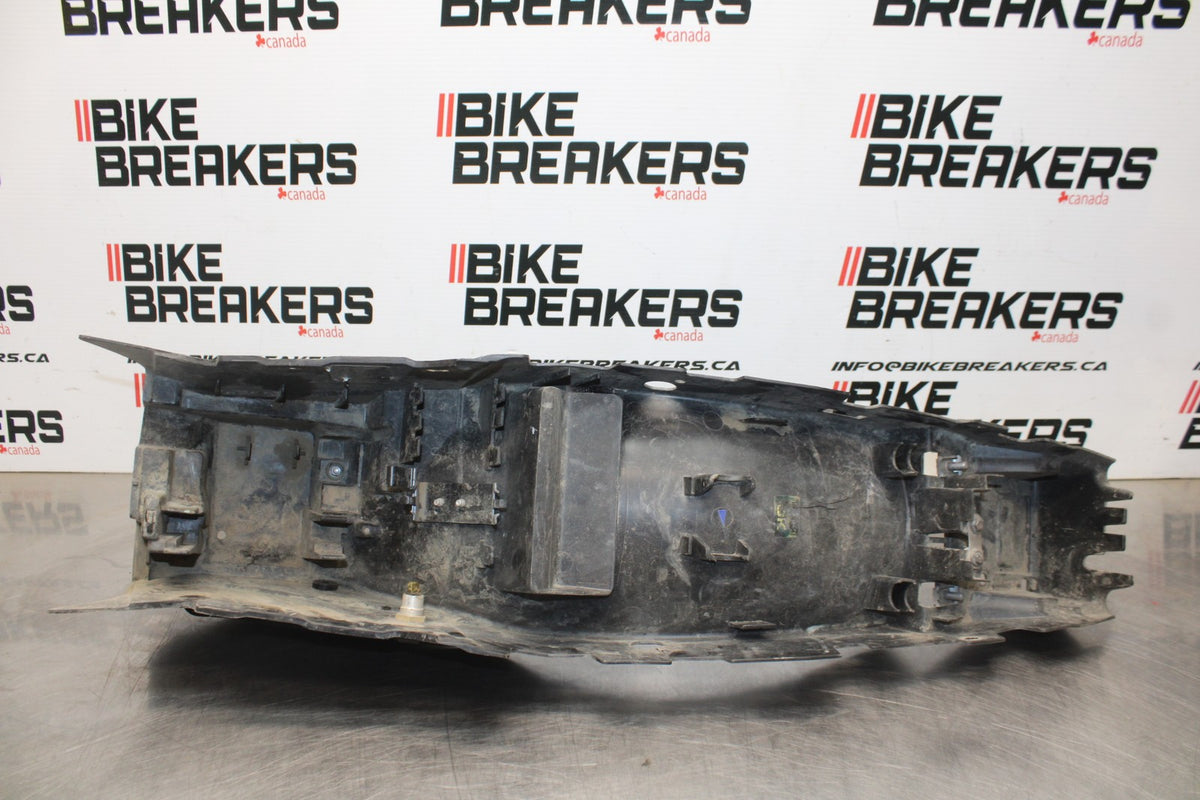 15 TRIUMPH TIGER 800 REAR BACK TAIL UNDERTAIL BATTERY TRAY PLASTIC BB873