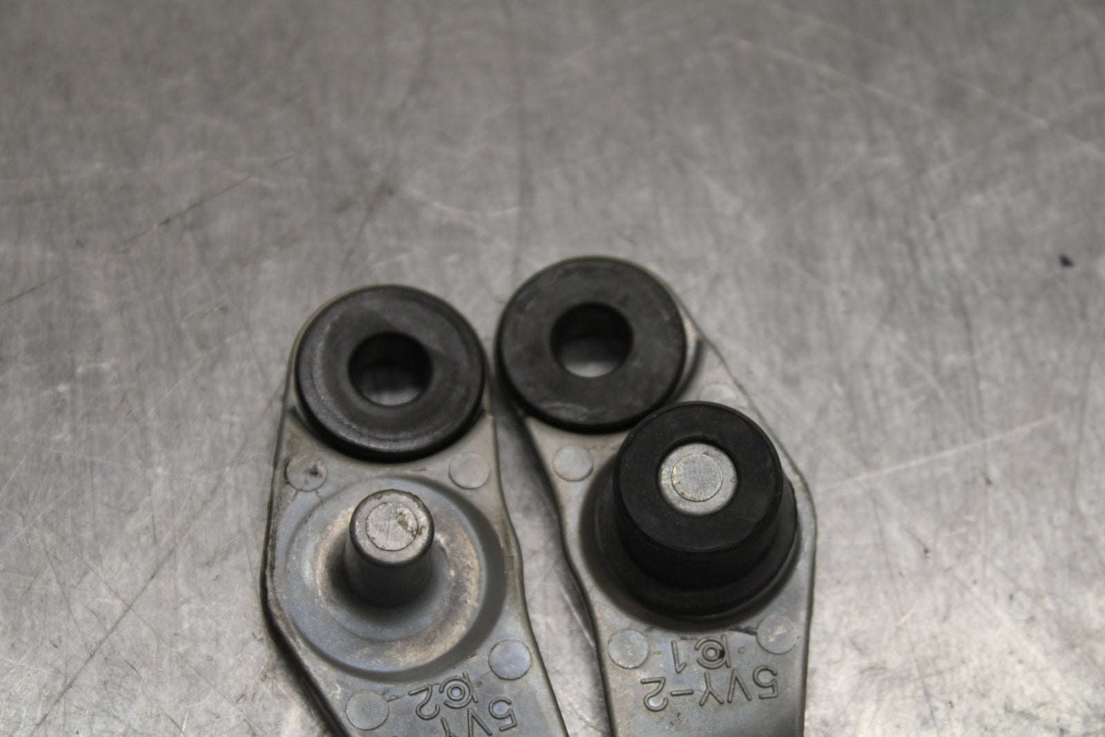 08-16 YAMAHA YZF R6 GAS TANK FUEL RESERVOIR BRACKET MOUNT SET BB131