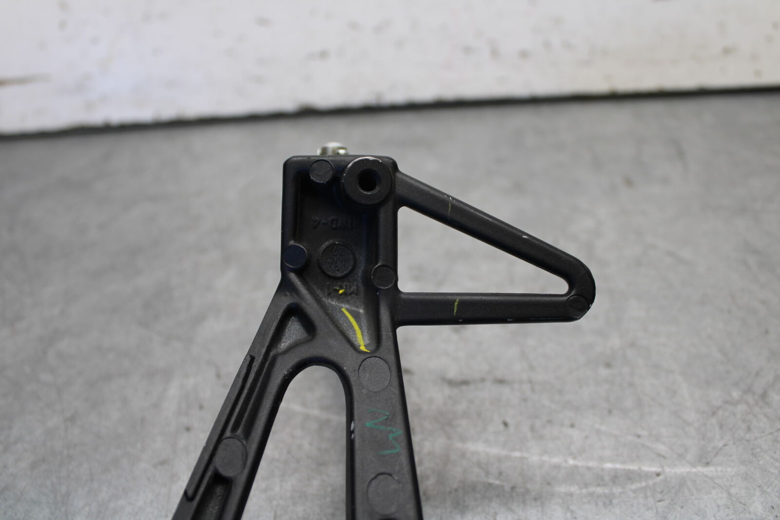 15-17 YAMAHA YZF R3 RIGHT REAR BACK PASSENGER PEG BB651
