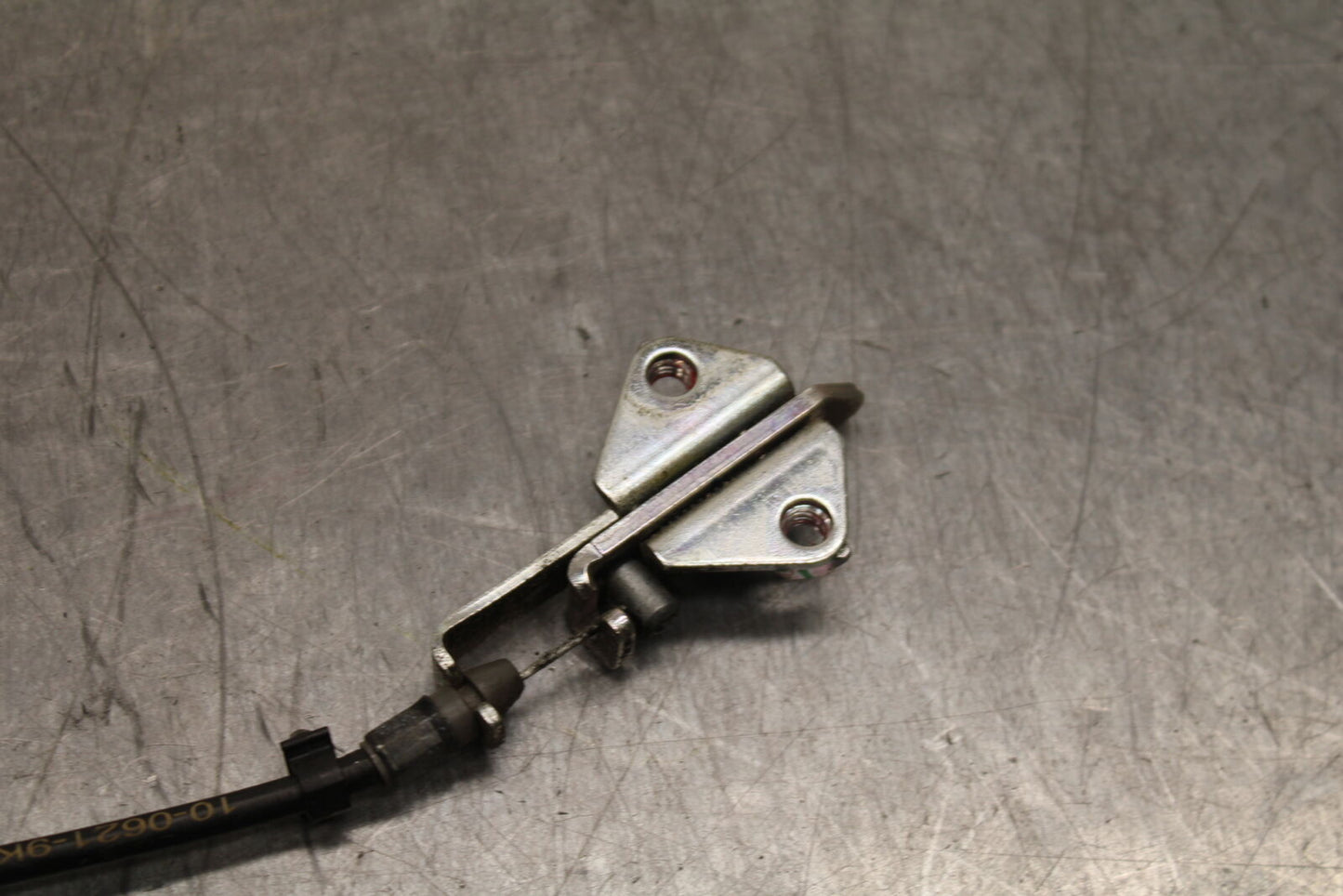 19-22 KAWASAKI Z400 REAR PASSENGER SEAT LATCH LOCK ASSEMBLY BB738