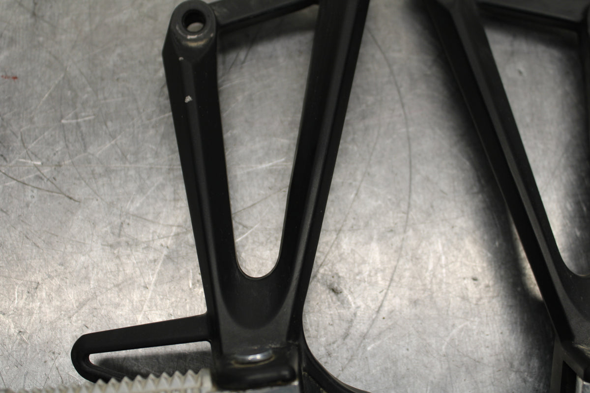 19-24 YAMAHA R3 REAR BACK PASSENGER PEG SET PAIR BB736