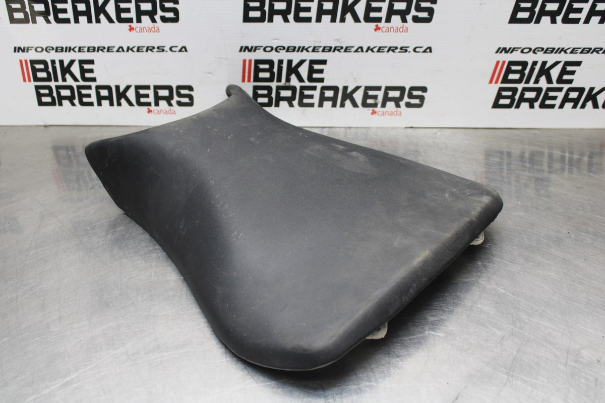 05 YAMAHA YZF R6 FRONT DRIVERS SEAT PAD SADDLE PILLION BB814
