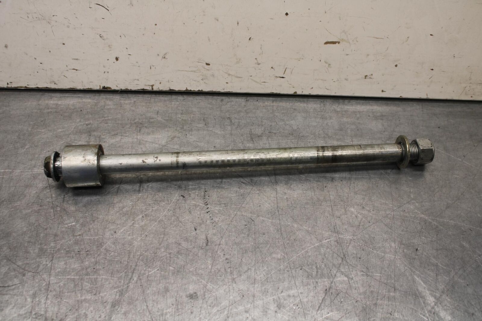 2013 Suzuki Boulevard C50T REAR AXLE BACK WHEELBOLT AXEL 64711-48G00 BB625