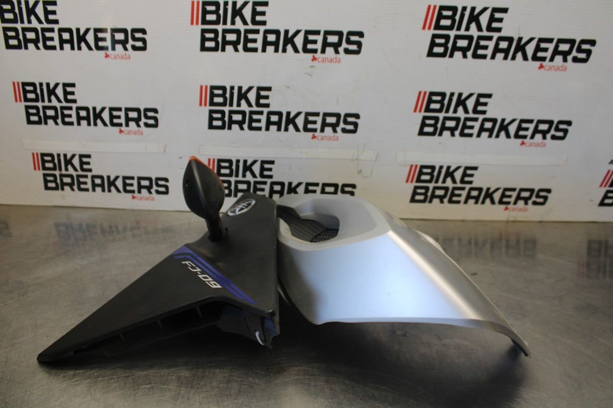 15-17 YAMAHA FJ09 LEFT FRONT UPPER MID SIDE FAIRING COWL PLASTIC BB906