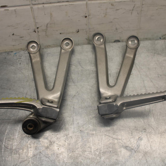 98-99 HONDA CBR900RR REAR BACK PASSENGER PEG SET PAIR BB458