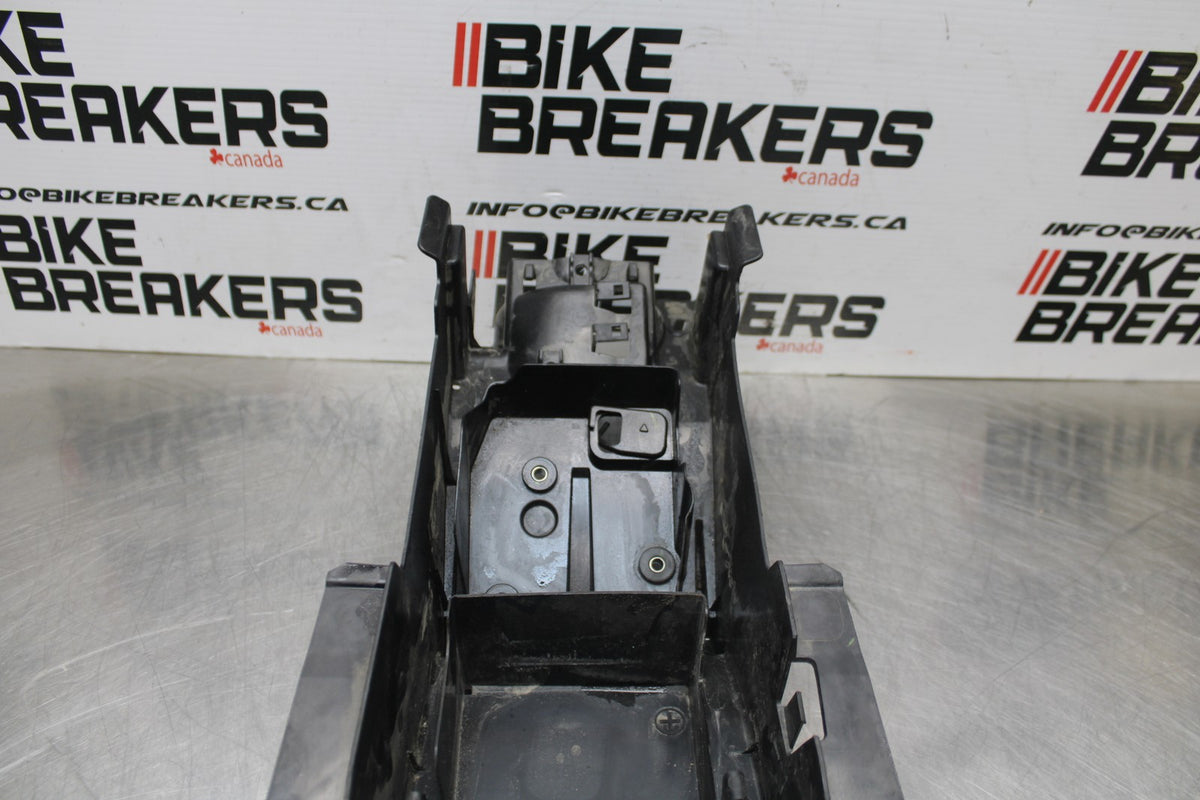 16 YAMAHA XSR900 REAR BACK TAIL UNDERTAIL BATTERY TRAY PLASTIC BB786