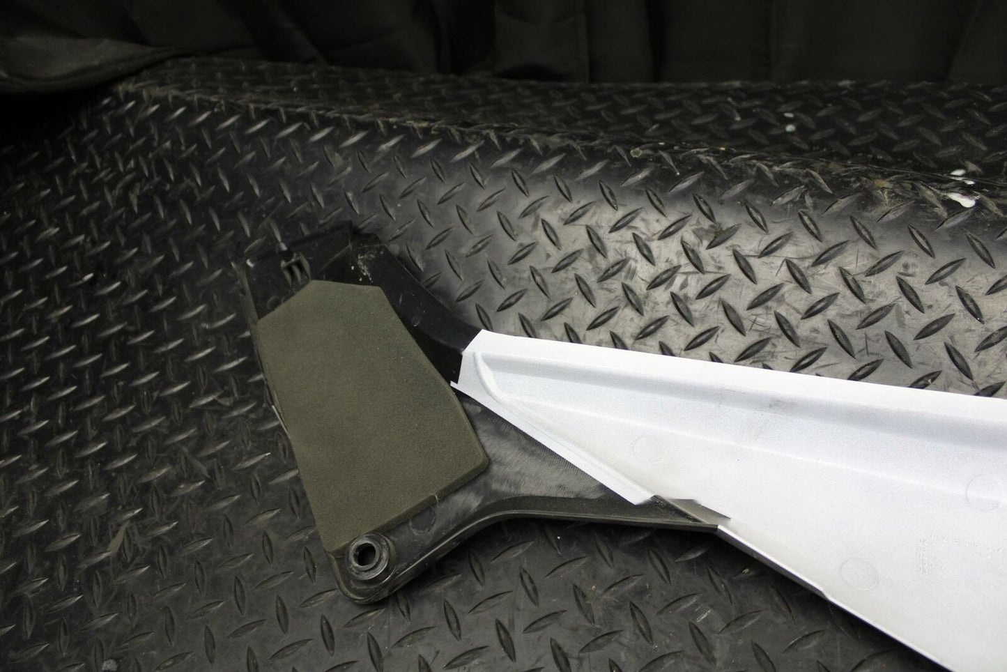 08 HONDA CBR125R RIGHT FRAME SIDE COVER COWL PANEL TRIM bb180