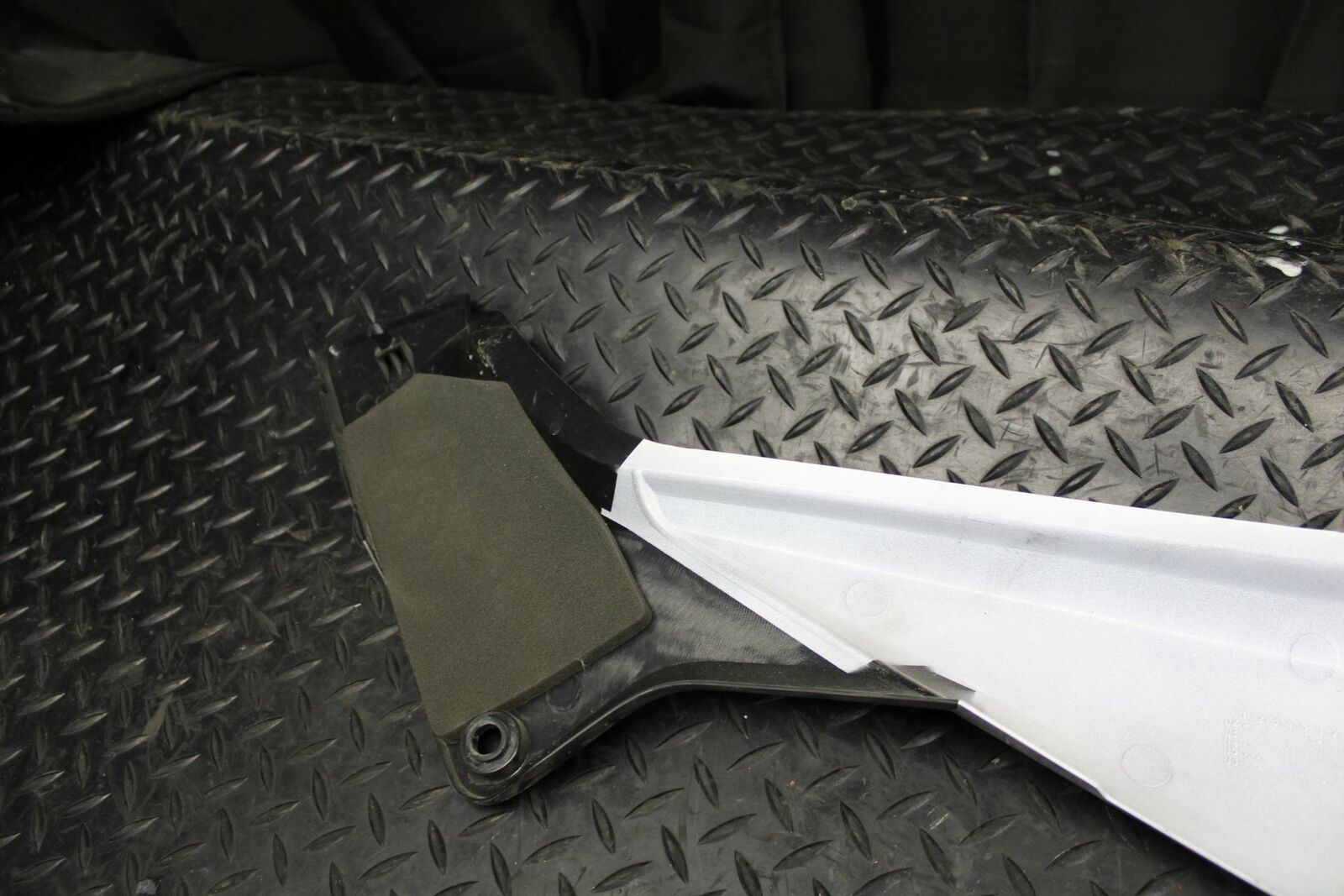 08 HONDA CBR125R RIGHT FRAME SIDE COVER COWL PANEL TRIM bb180