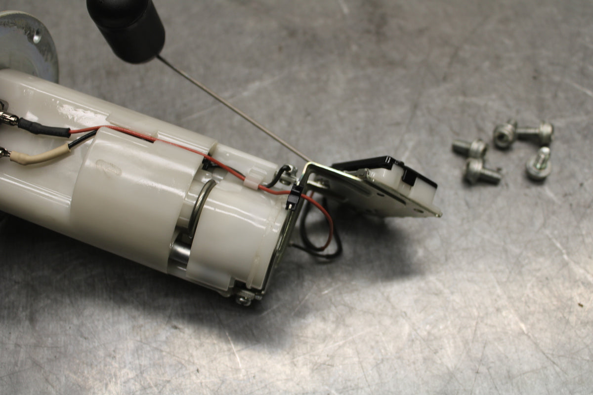 08-10 SUZUKI GSXR 600 FUEL PUMP GAS PETROL SENDER UNIT  BB721