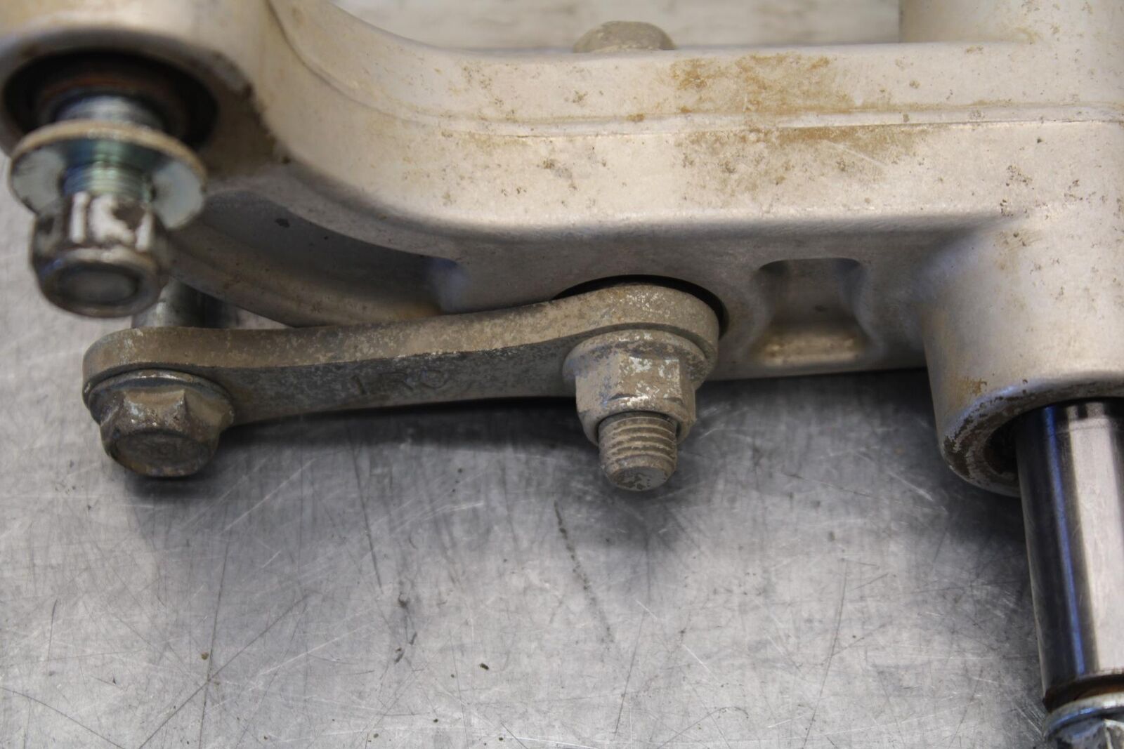 2015 Yamaha FZ09 REAR DOGBONE SHOCK LINKAGE LINK 1RC-2217A-00-00 BB69