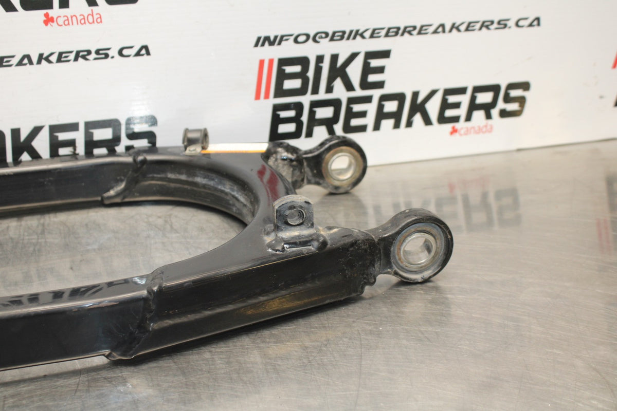 09 HARLEY-DAVIDSON SPORTSTER 1200 CUSTOM XL1200C SWINGARM SUSPENSION ARM BB776