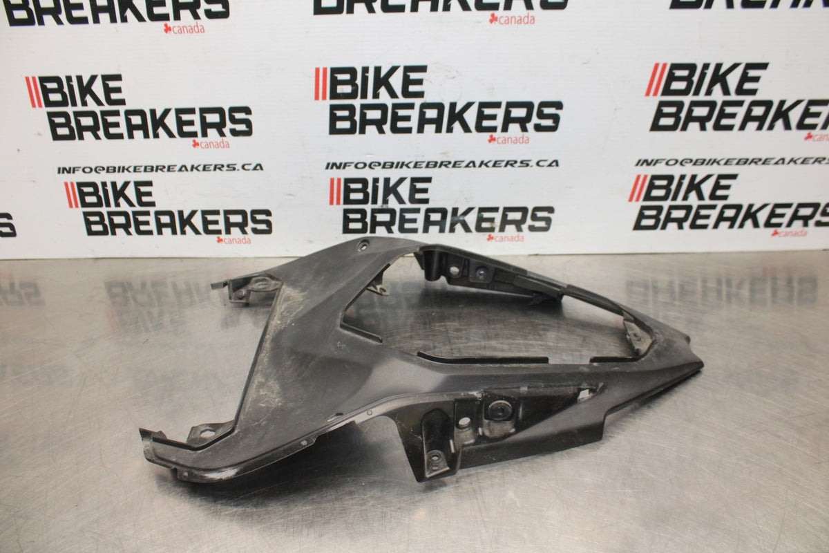 24 KAWASAKI NINJA 500 ABS CENTER REAR BACK TAIL FAIRING COWL BB818