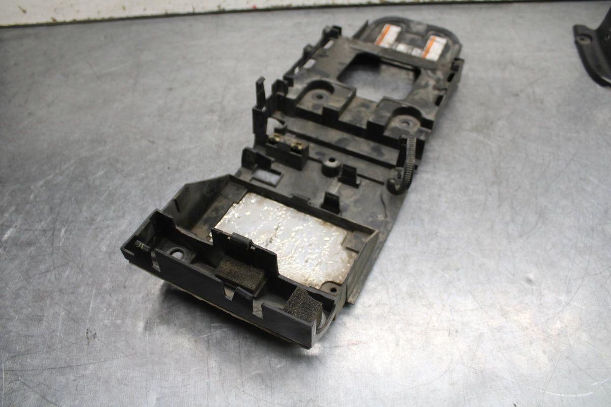 06 YAMAHA YZF R6 REAR BACK TAIL UNDERTAIL BATTERY TRAY PLASTIC BB716