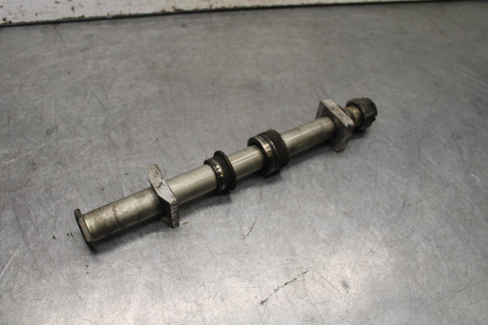 09-12 KAWASAKI NINJA ZX6R REAR AXLE BACK WHEEL RIM BOLT AXEL 41068-0035  BB698