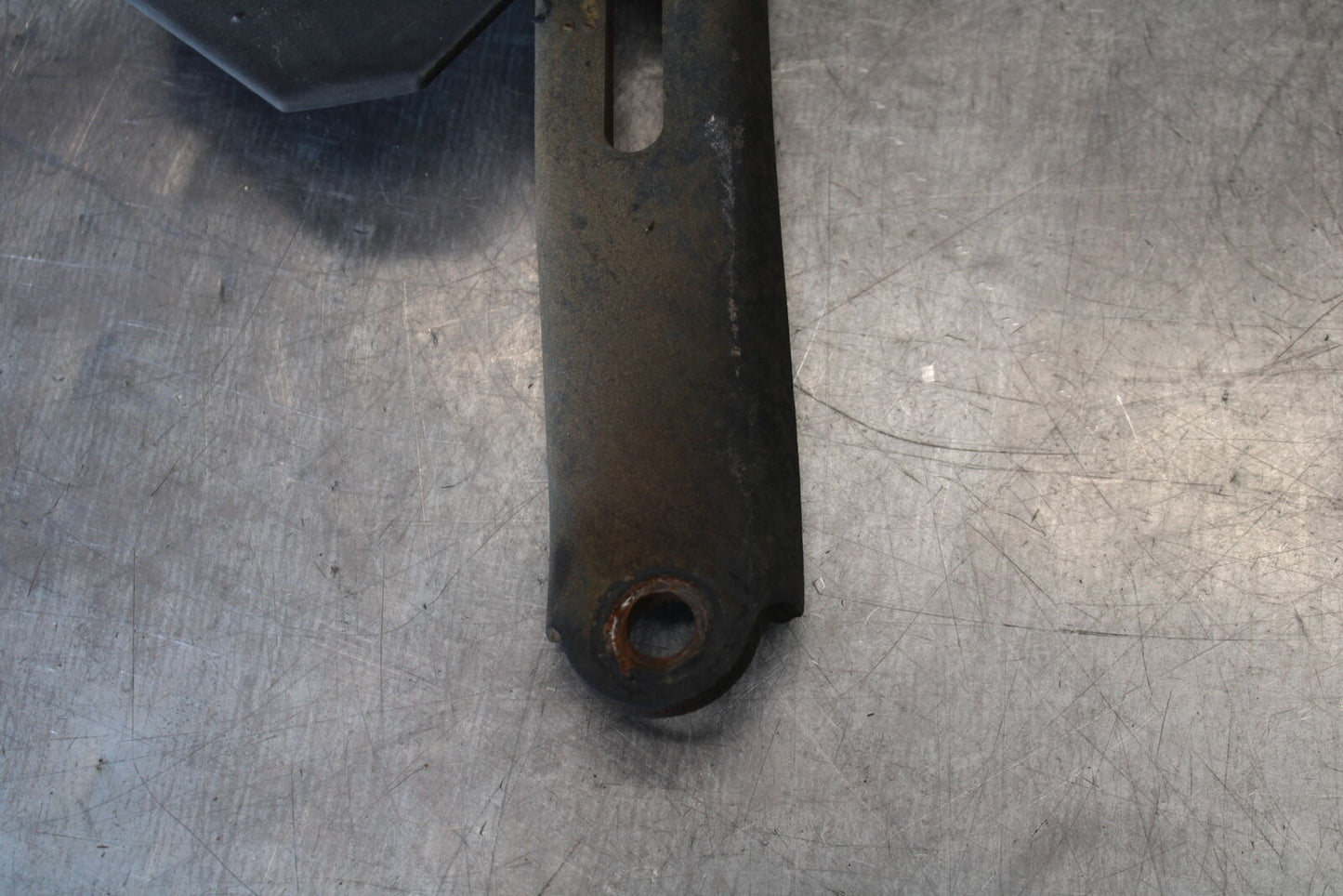 05-09 SUZUKI BOULEVARD C90 SADDLEBAG CASE MOUNTING BRACKET MOUNT BB692