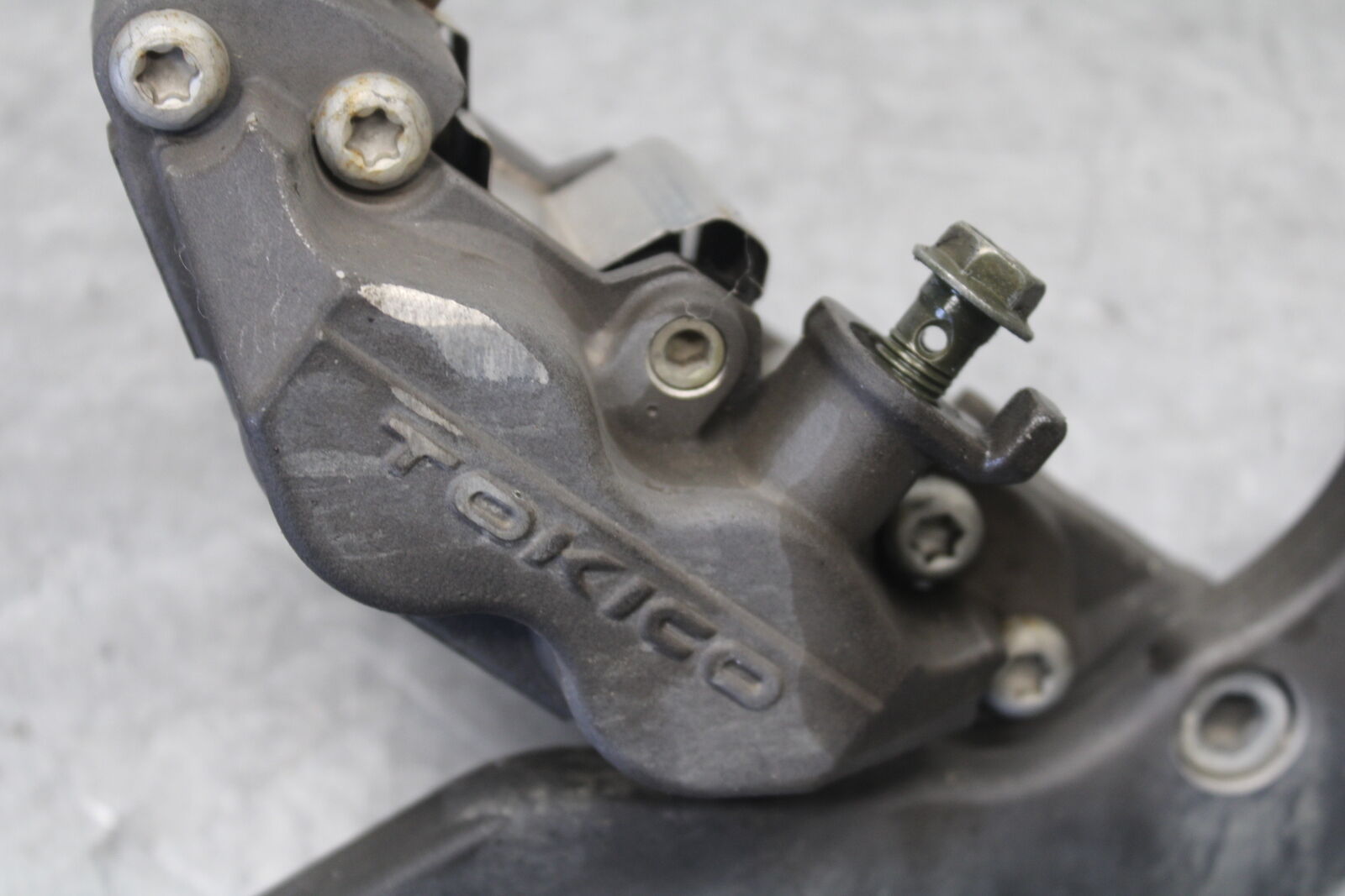 05-09 SUZUKI BOULEVARD C90 REAR BACK BRAKE CALIPER W MOUNT BRACKET BB692