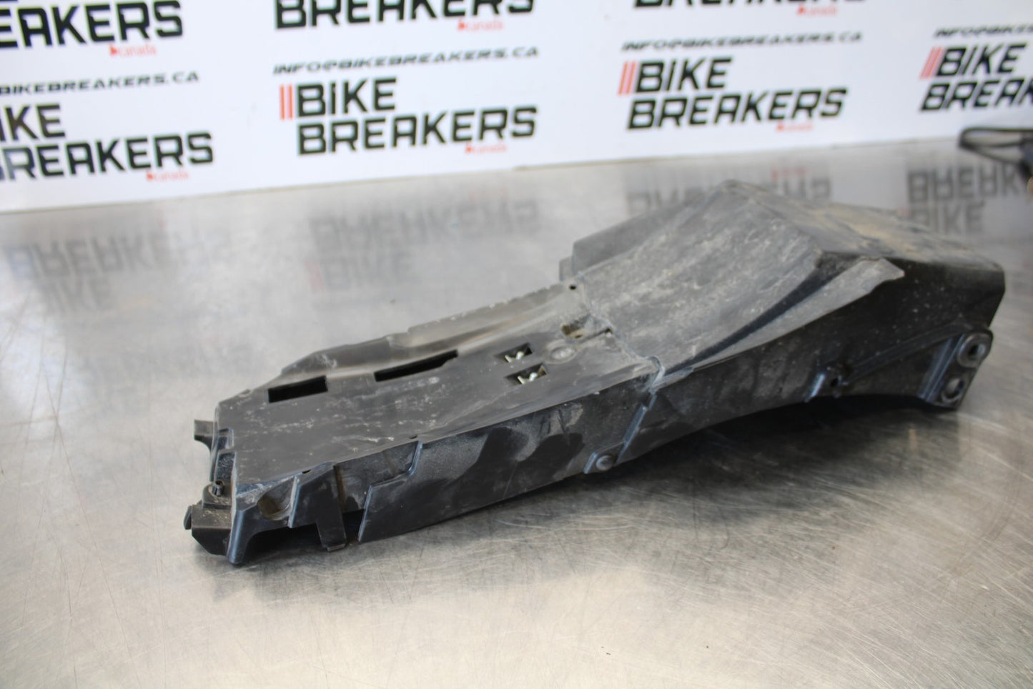 22-25 YAMAHA YZF R7 REAR BACK TAIL UNDERTAIL BATTERY TRAY PLASTIC BB176