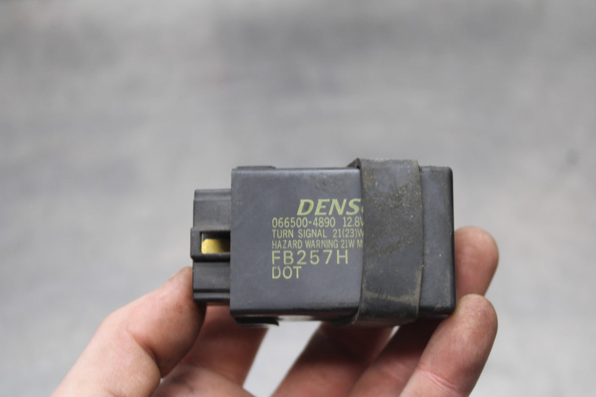 01 KAWASAKI VULCAN 1500 TURN SIGNAL BLINKER RELAY FLASHER SWITCH BB301