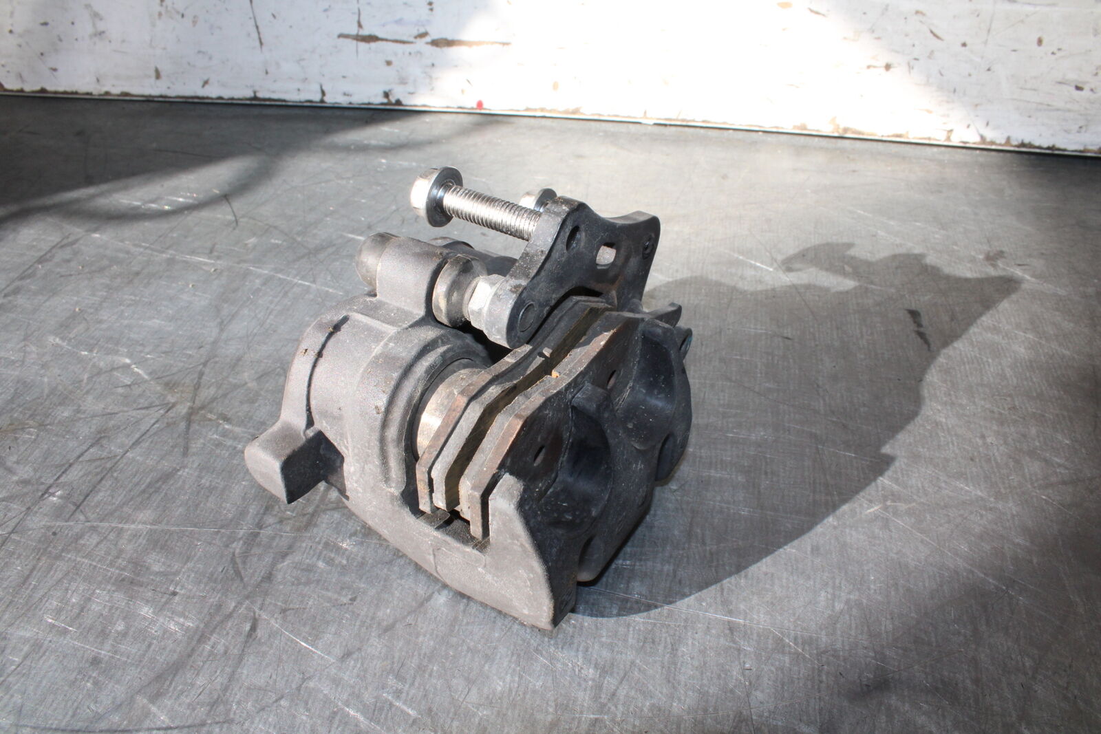 19-22 KAWASAKI Z400 RIGHT FRONT BRAKE CALIPER BB708
