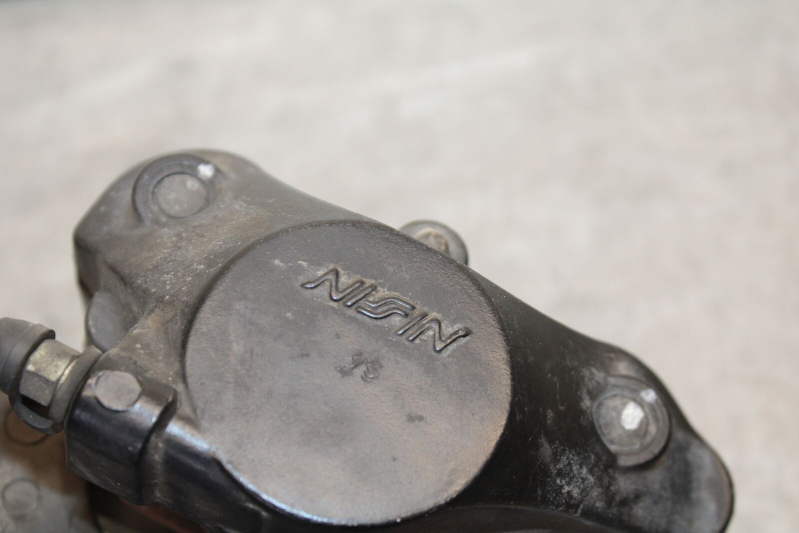 05-06 SUZUKI GSXR1000 REAR BRAKE CALIPER W MOUNT BRACKET 69100-29G20-999 BB663