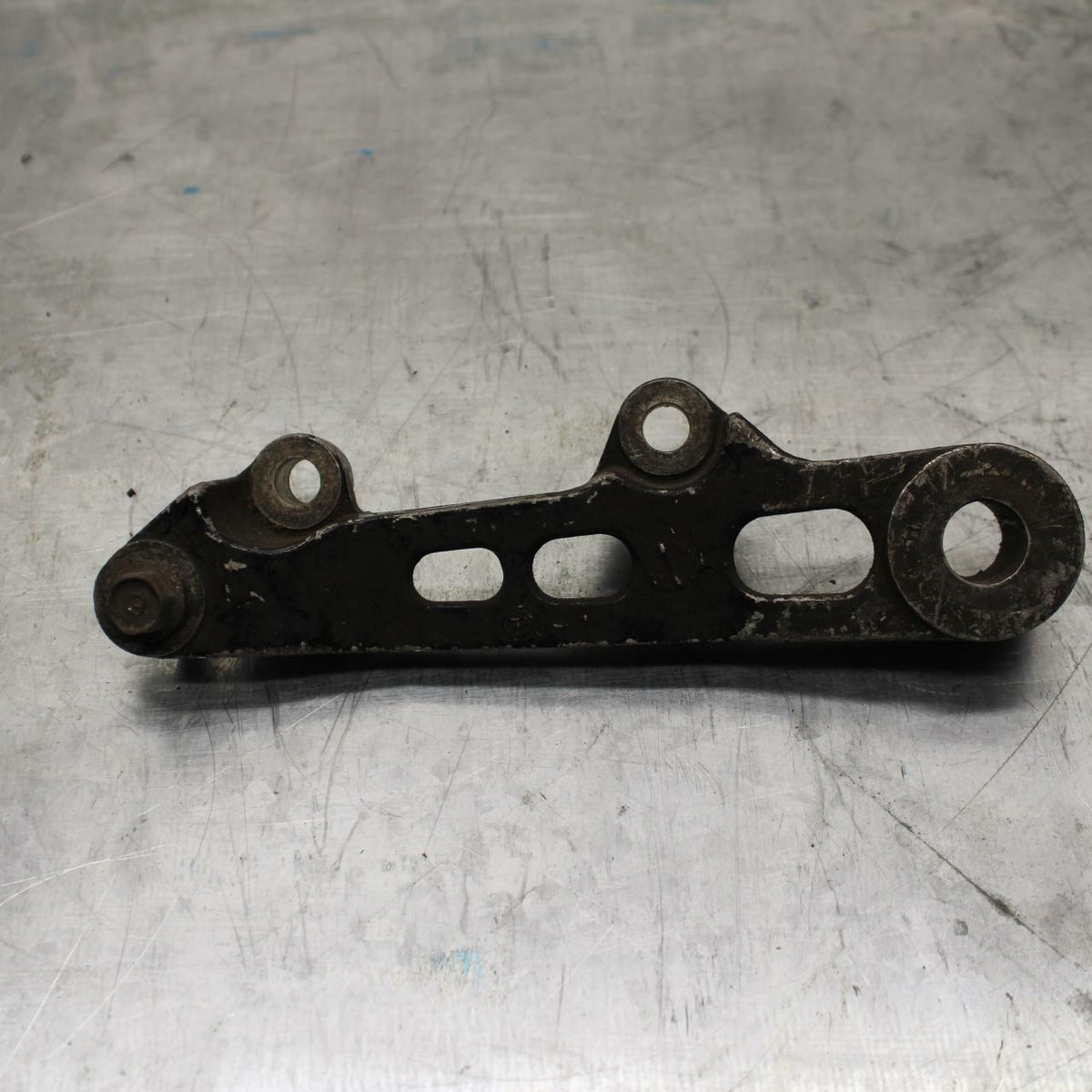 85 YAMAHA RZ500 REAR BRAKE CALIPER HANGER BACK MOUNTING BRACKET BB27 B