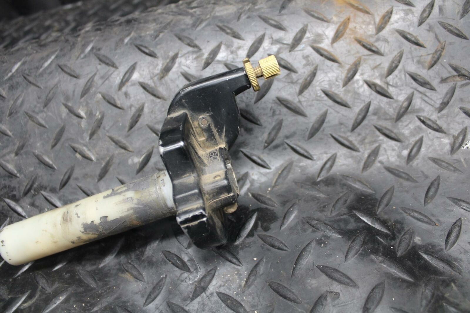 85-86 SUZUKI QUADRACER 250 RIGHT THROTTLE GRIP BB210
