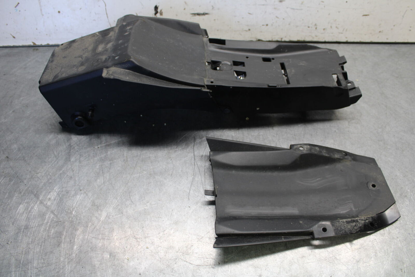 21-24 YAMAHA MT-07 REAR BACK TAIL UNDERTAIL BATTERY TRAY PLASTIC BB662