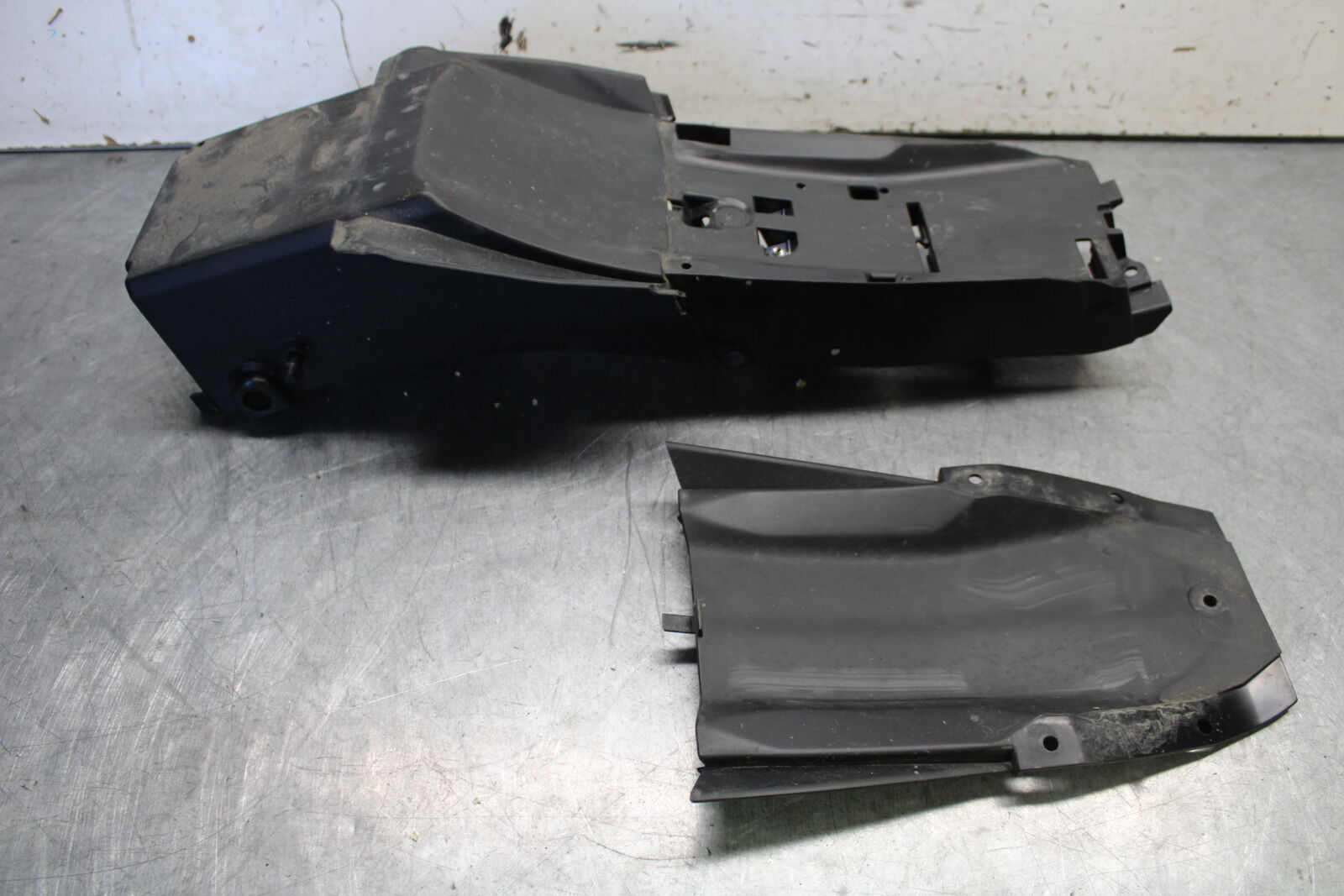 21-24 YAMAHA MT-07 REAR BACK TAIL UNDERTAIL BATTERY TRAY PLASTIC BB662