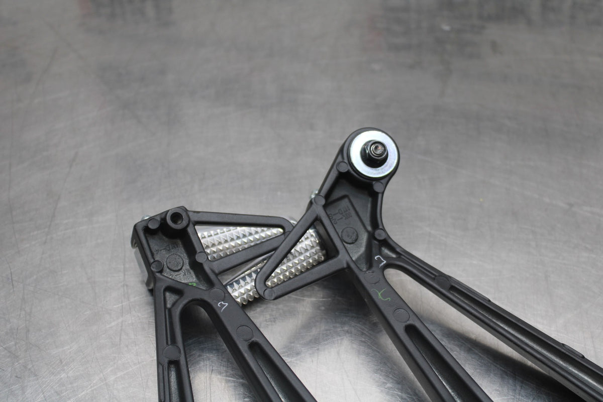 15-19 YAMAHA YZF R3 REAR BACK PASSENGER PEG SET PAIR BB800