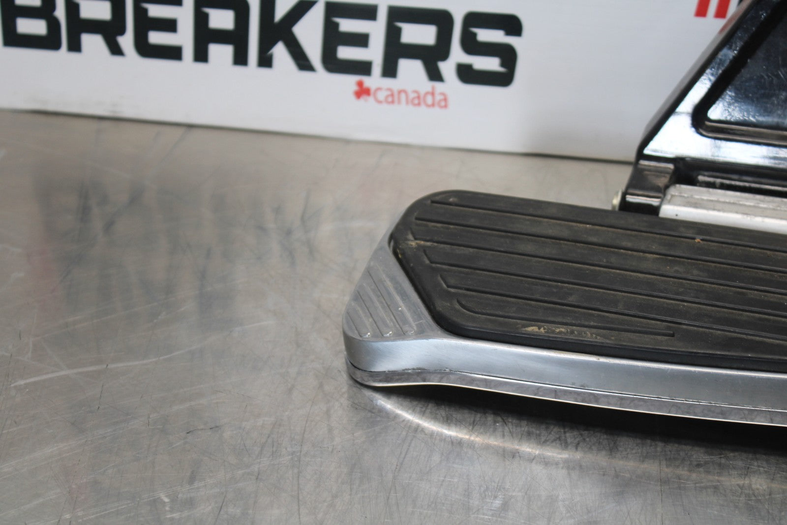 03-08 KAWASAKI VULCAN 1600 REAR PASSENGER FOOT STEP PEG SET PAIR BB196