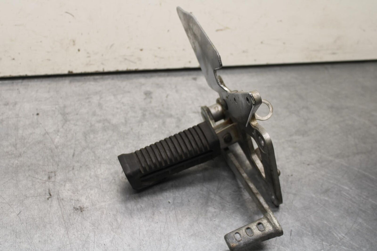 04-09 SUZUKI GS 500 FH GS500F RIGHT REARSET REAR SET DRIVER FOOT PEG REST  BB97