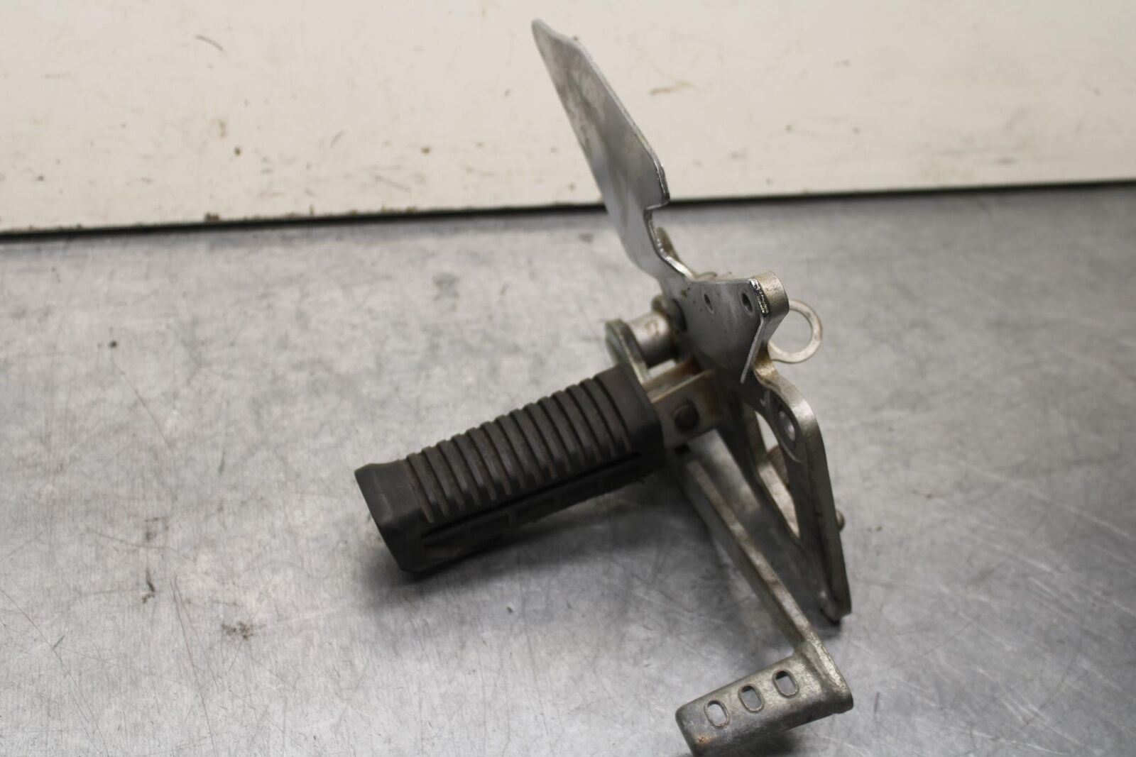 04-09 SUZUKI GS 500 FH GS500F RIGHT REARSET REAR SET DRIVER FOOT PEG REST  BB97