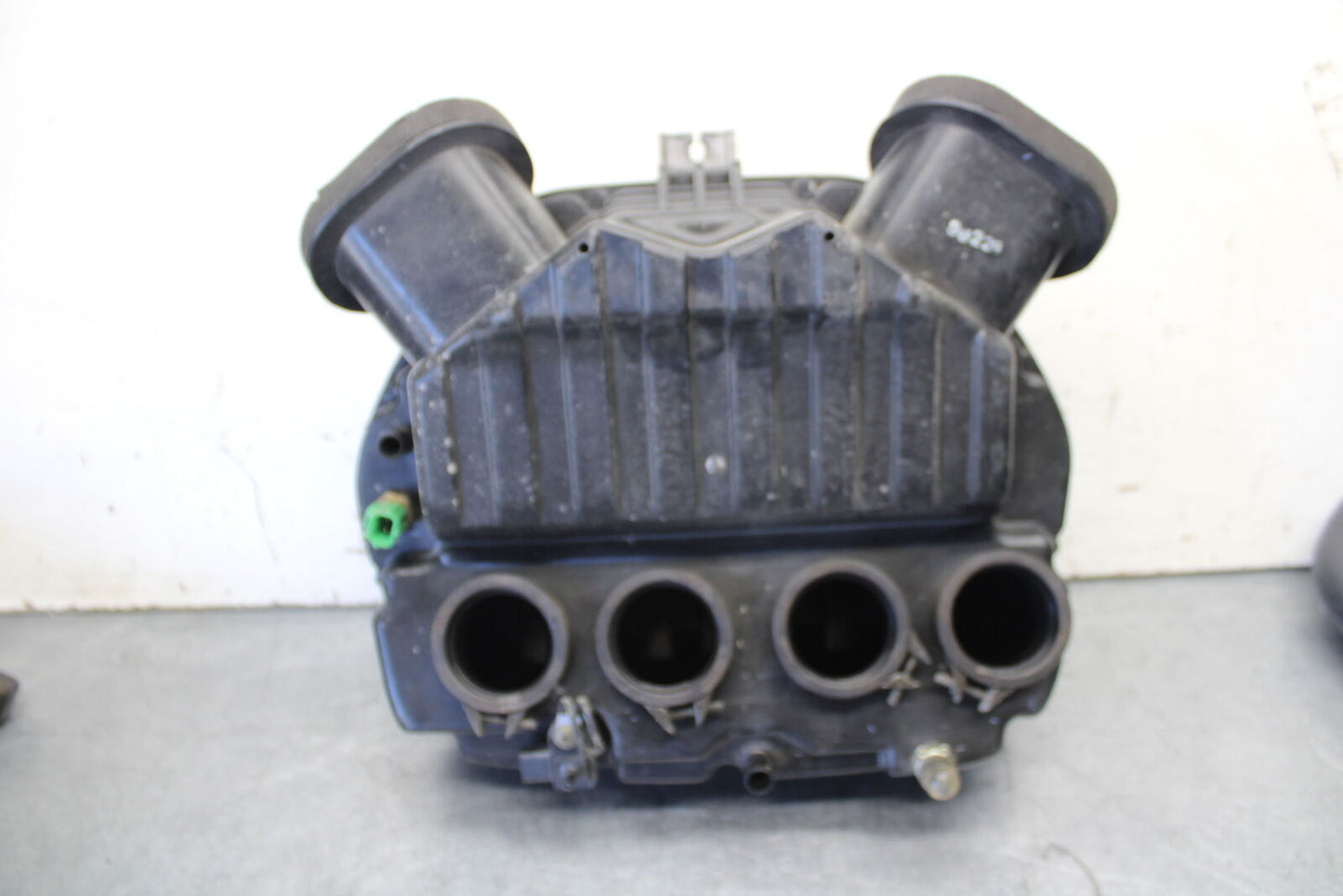 04 SUZUKI GSXR600 AIRBOX AIR INTAKE FILTER BOX 13700-29G00  BB676