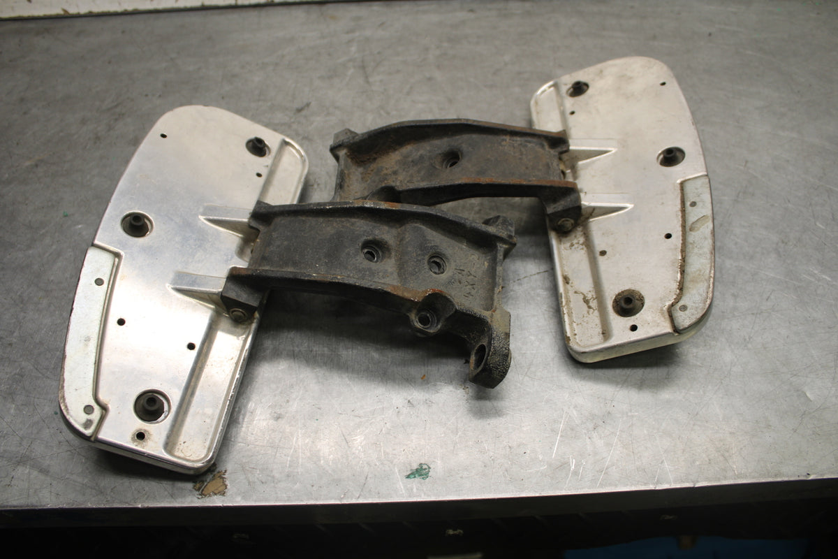 05-06 YAMAHA ROYAL STAR FRONT FOOT RESTS PEGS STEPS SET PAIR BB697