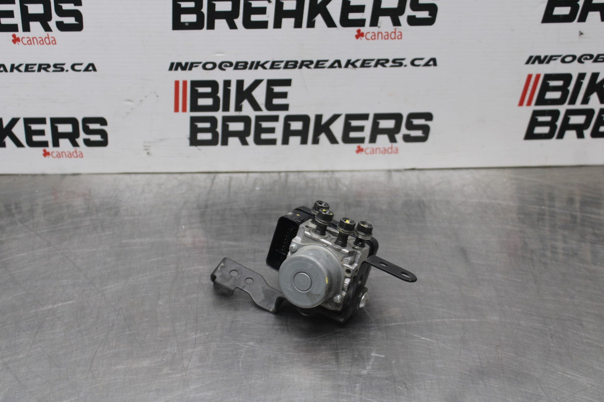 18-26 KAWASAKI Z400 ABS PUMP UNIT MODULE BB852
