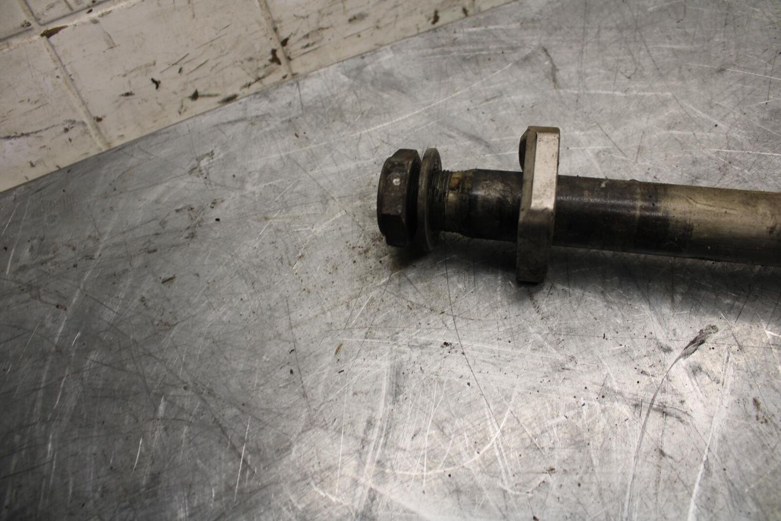2008 Suzuki GSXR1000 REAR AXLE BACK WHEEL RIM PIVOT BOLT AXEL 64711-33E20 BB519