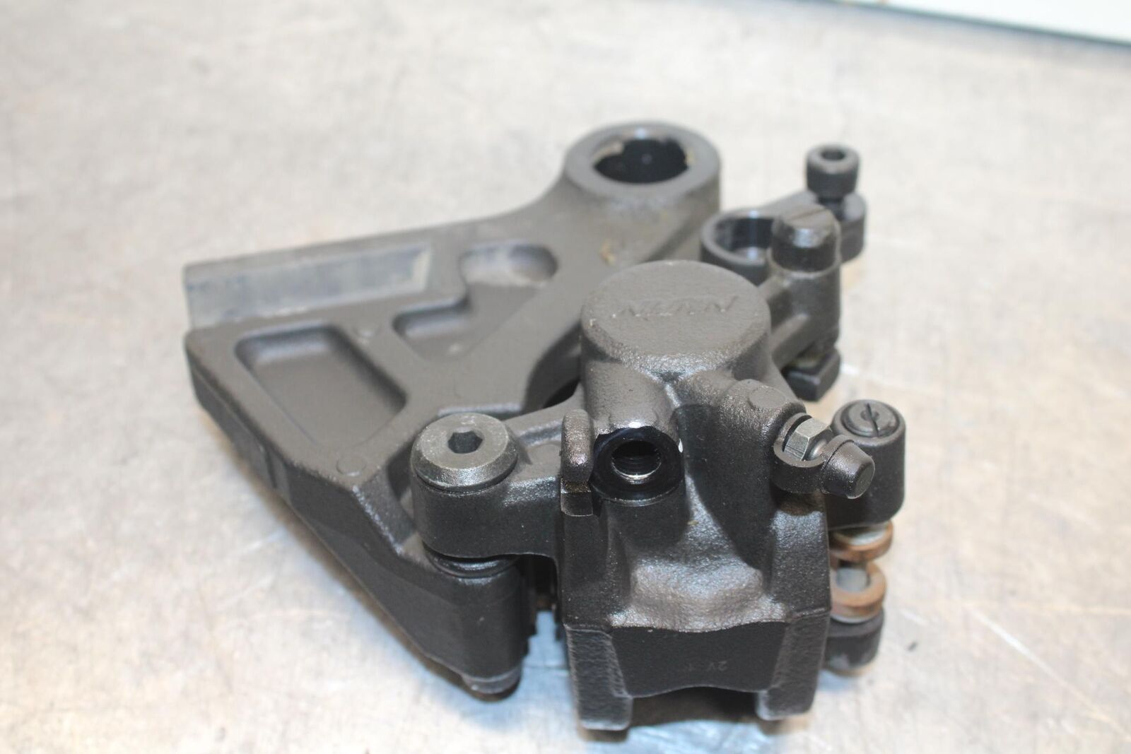 23 KAWASAKI NINJA ZX6R 636 REAR BACK BRAKE CALIPER W MOUNT BRACKET BB609