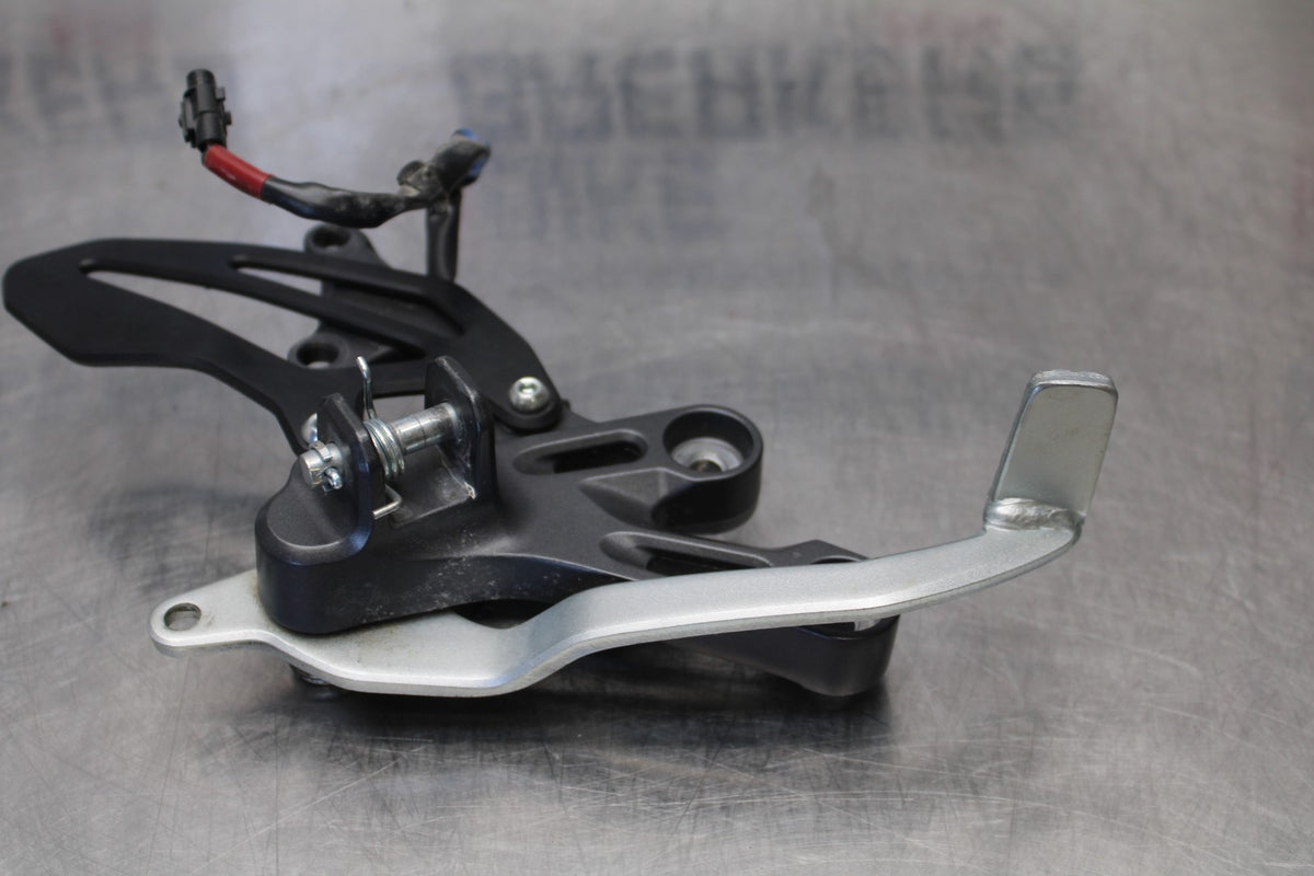 22-25 YAMAHA YZF R7 RIGHT REARSET REAR SET DRIVER FOOT PEG REST STOP BB182