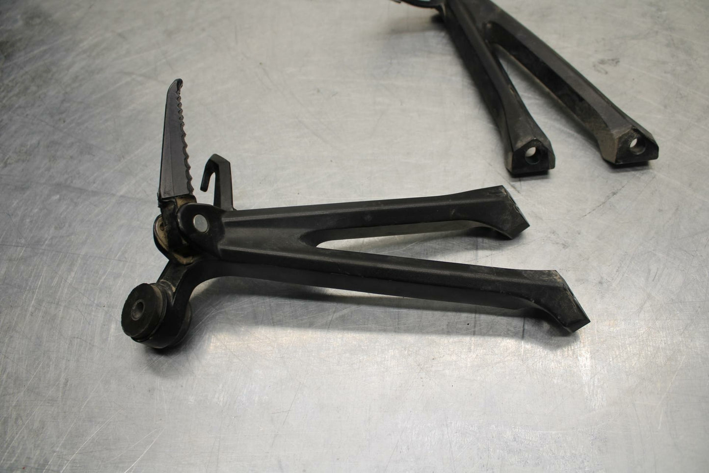 11-22 SUZUKI GSXR600 REAR BACK PASSENGER PEG SET PAIR BB422