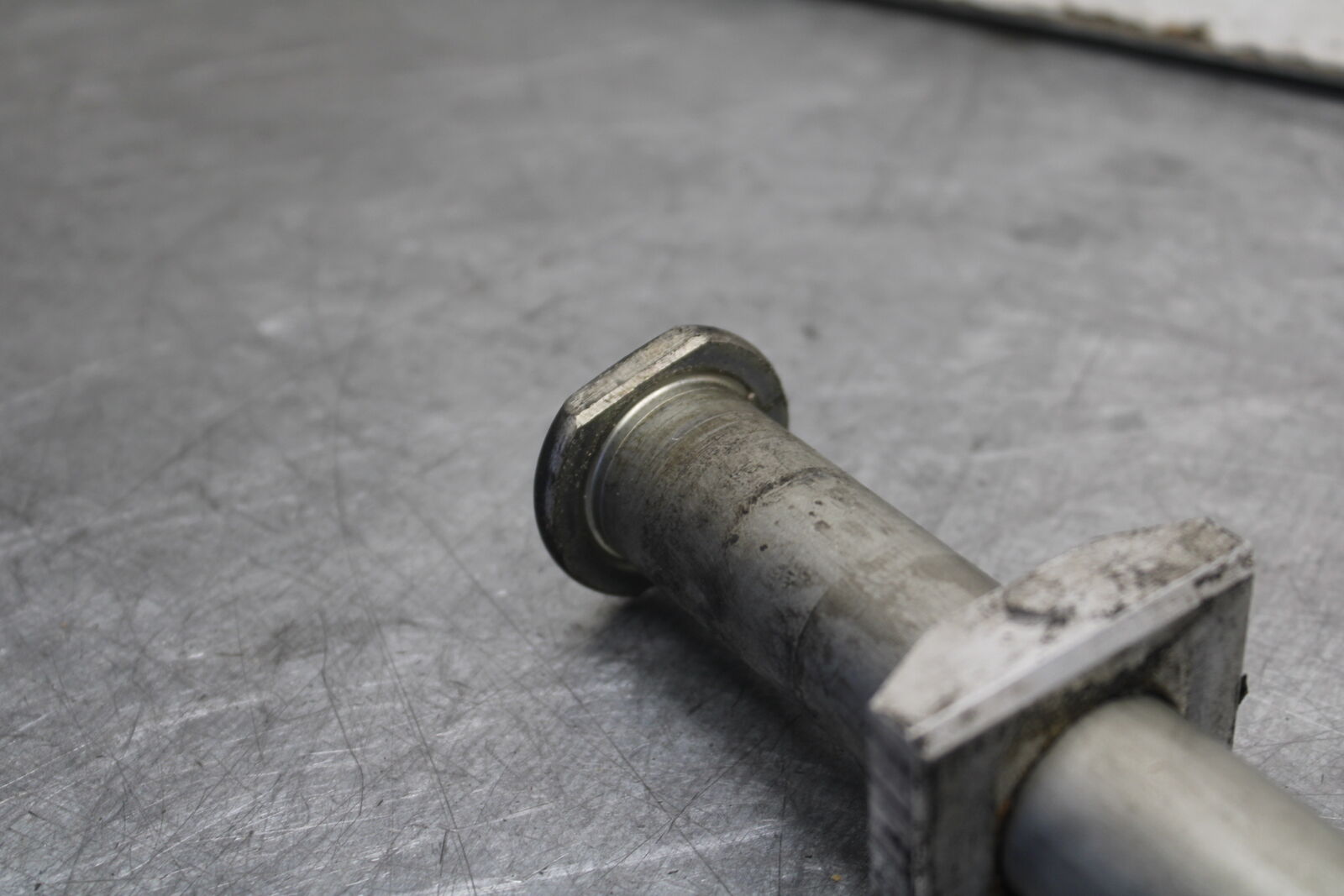 09-12 KAWASAKI NINJA ZX6R REAR AXLE BACK WHEEL RIM BOLT AXEL 41068-0035  BB698