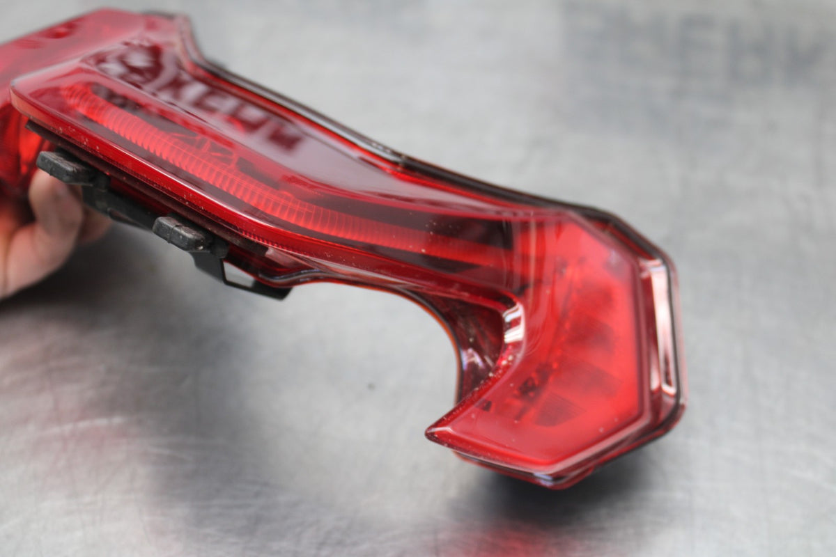 25 KAWASAKI Z900 REAR TAIL TAILLIGHT BACK BRAKE LIGHT BB928