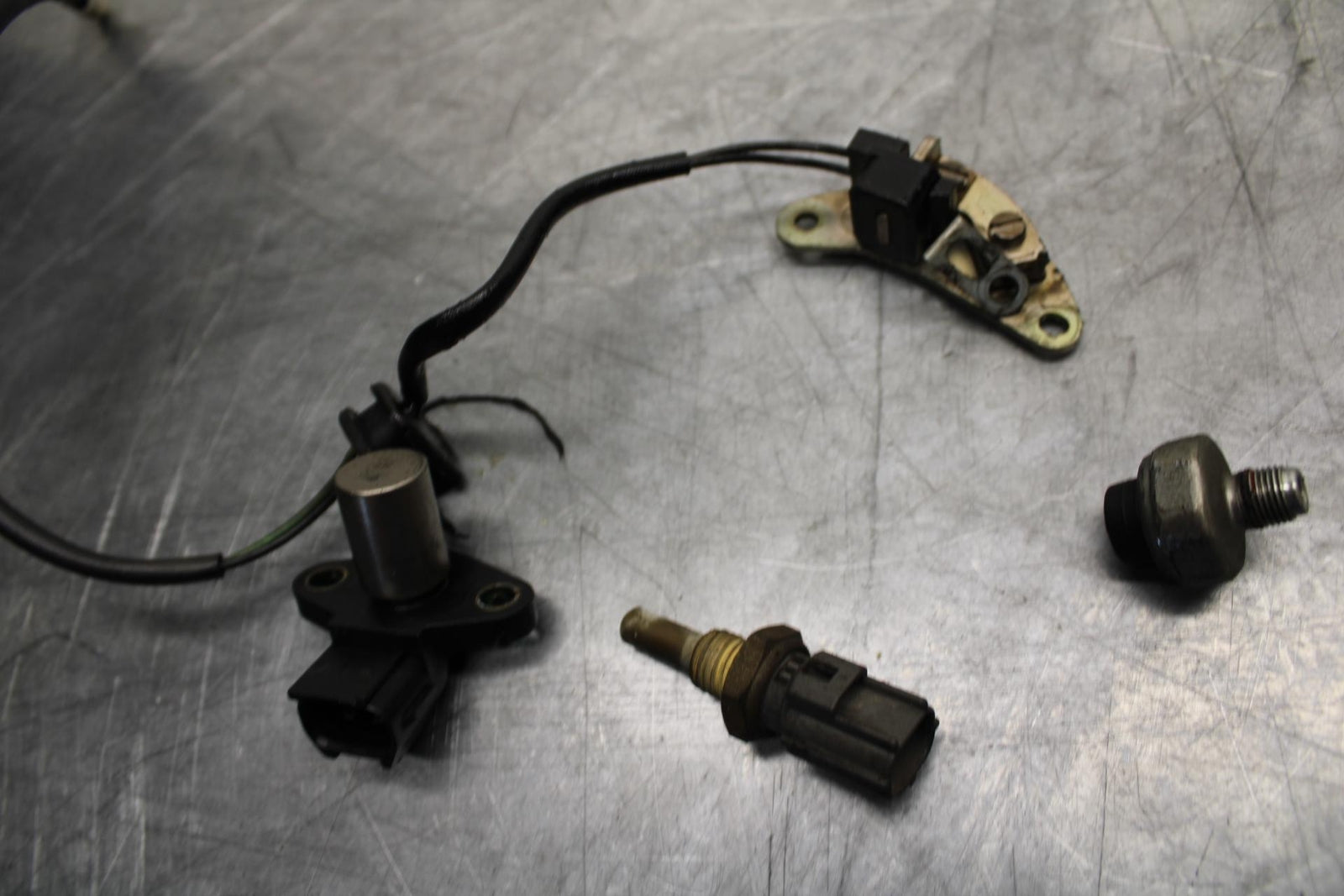 04-05 SUZUKI GSXR600 CRANKSHAFT POSTION PICK UP SENSOR ENGINE  BB329